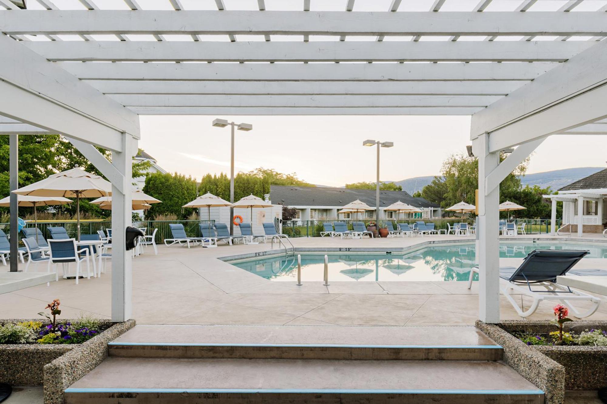 Balcomo, A Ramada By Wyndham Penticton Esterno foto