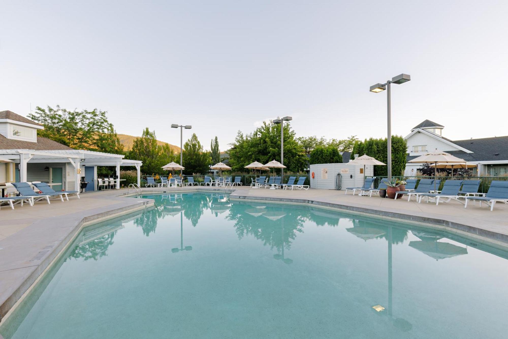 Balcomo, A Ramada By Wyndham Penticton Esterno foto
