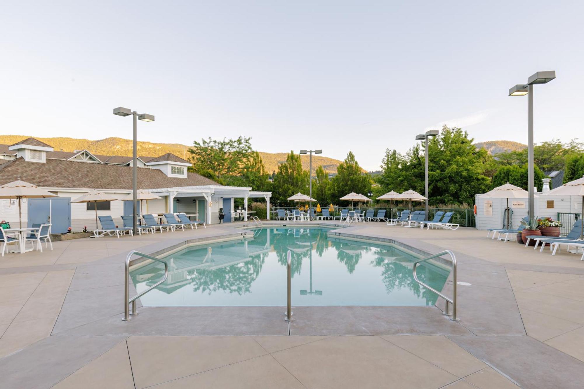 Balcomo, A Ramada By Wyndham Penticton Esterno foto
